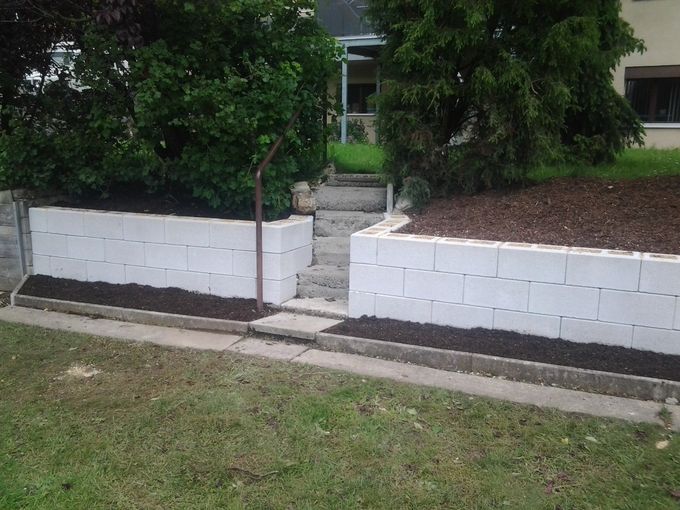 Mur en élément en béton
Mauer mit Betonsteinen