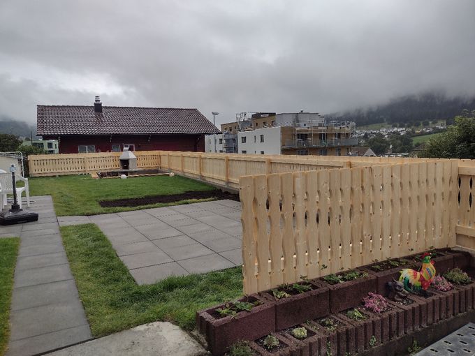 Aménagement de jardin avec barriére
Gartengesthaltung mit zaun